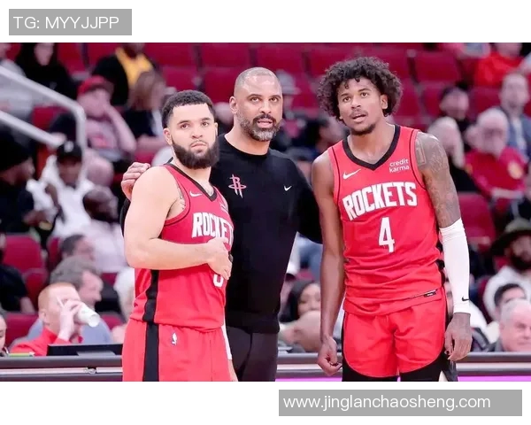 勇士与火箭季后赛第三场激战回顾双方明星球员表现与战术分析 勇士与火箭季后赛第三场激战回顾双方明星球员表现与战术分析